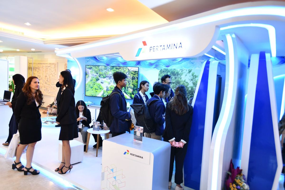 Pengunjung World Water Forum 2024 antusias melihat paparan aksi Pertamina dalam menjaga keberlangsungan air.