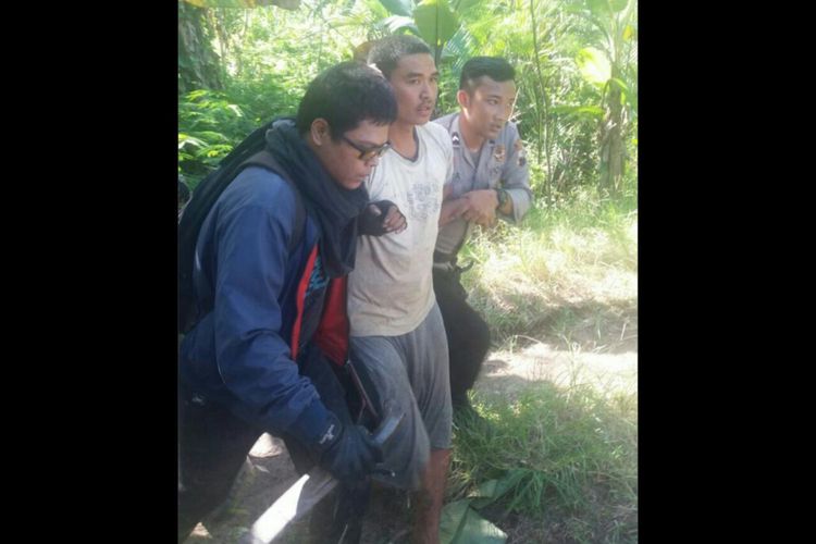 Petugas gabungan kembali menangkap satu lagi narapidana (napi) bernama Hendra bin Amin yang lolos dari Lembaga Pemasyarakatan (Lapas) Klas IIA Besi Nusakambangan, Cilacap, Jawa Tengah di hutan bakau tidak jauh dari lokasi penangkapan Agus Triyadi, Rabu (12/7/2017) sekitar pukul 14.30 WIB. 