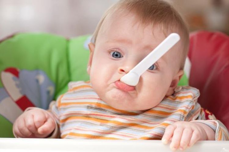 Ilustrasi bayi belajar makan