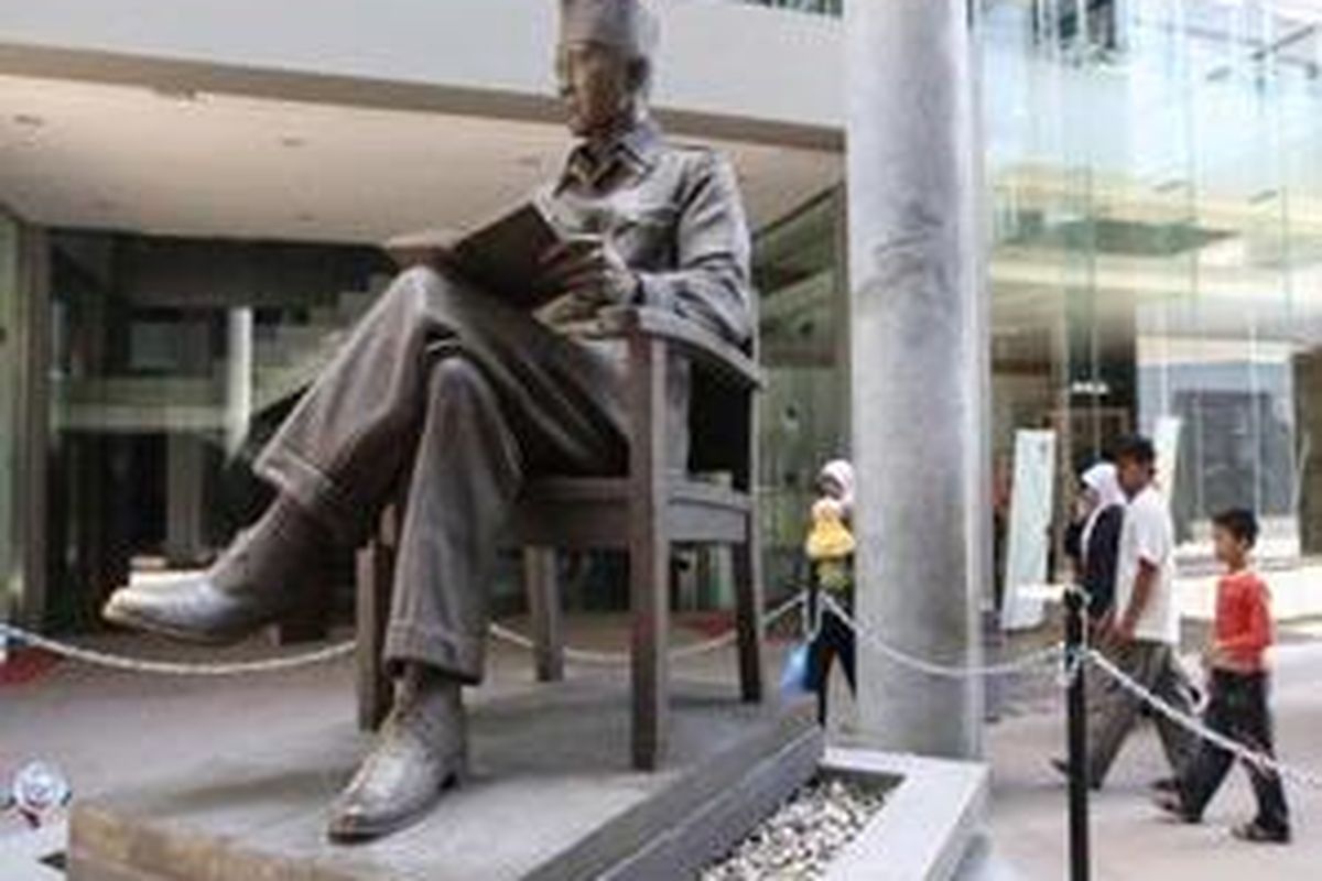 Sebuah keluarga melintasi patung besar Proklamator RI Soekarno di depan Gedung Museum di Kompleks Pemakaman Soekarno di Kota Blitar, Jawa Timur, Selasa (28/4). Saat ini di kompleks makam juga telah dibangun perpustakaan dan museum. Bung Karno tetap menjadi magnit bagi Kota Blitar yang menyerap sekitar 1.000 orang dalam satu bulan yang bekunjung ke makam untuk berwisata religius dan sejarah. 