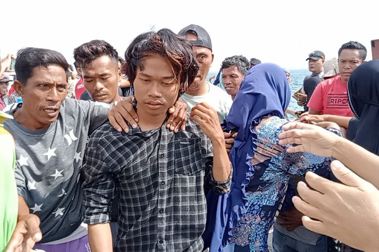 Seluruh ABK dan dua penumpang KLM Baruna Jaya Raya dievakuasi ke Kepulauan Sapeken, Kabupaten Sumenep dengan disambut tangis haru oleh keluarga pada Minggu (5/3/2023).