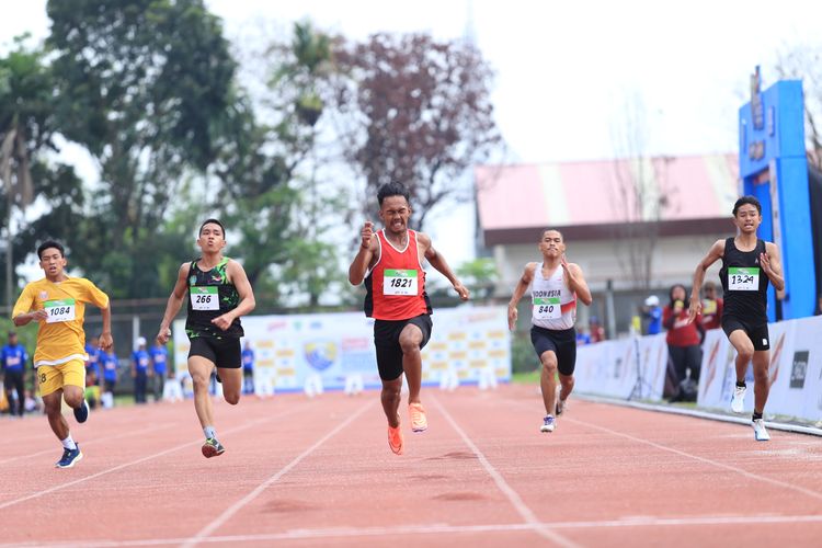 Persaingan final Sprint 100 meter putra tingkat pelajar SMA pada Energen Champion SAC Indonesia 2023 Sumatera Qualifiers di Stadion Universitas Negeri Medan, Minggu (3/9/2023).