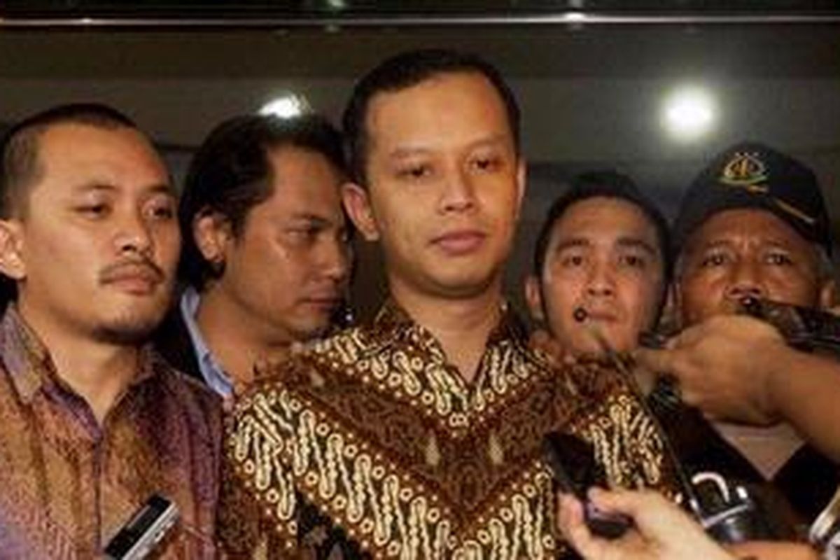 Mantan pegawai Ditjen Pajak, Dhana Widyatmika keluar ruang pemeriksaan Tindak Pidana Khusus, Kejaksaan Agung, Jakarta, Kamis (1/3/2012). Tersangka kasus dugaan korupsi dan pencucian uang tersebut diperiksa lebih kurang 10 jam terkait rekening gendut yang dilaporkan Pusat Pelaporan dan Analisis Transaksi Keuangan (PPATK).