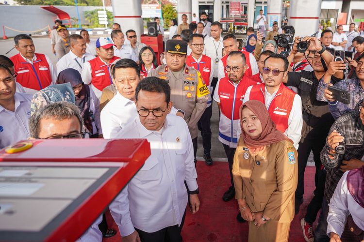 Mendag Budi Santoso saat melakukan peninjauan terkait penyegelan SPBU 44.555.08 di Jalan Tol Kaliurang KM 10, Sardonoharjo, Ngaglik, Sleman, Daerah Istimewa (DI) Yogyakarta, Senin (25/11/2024). 