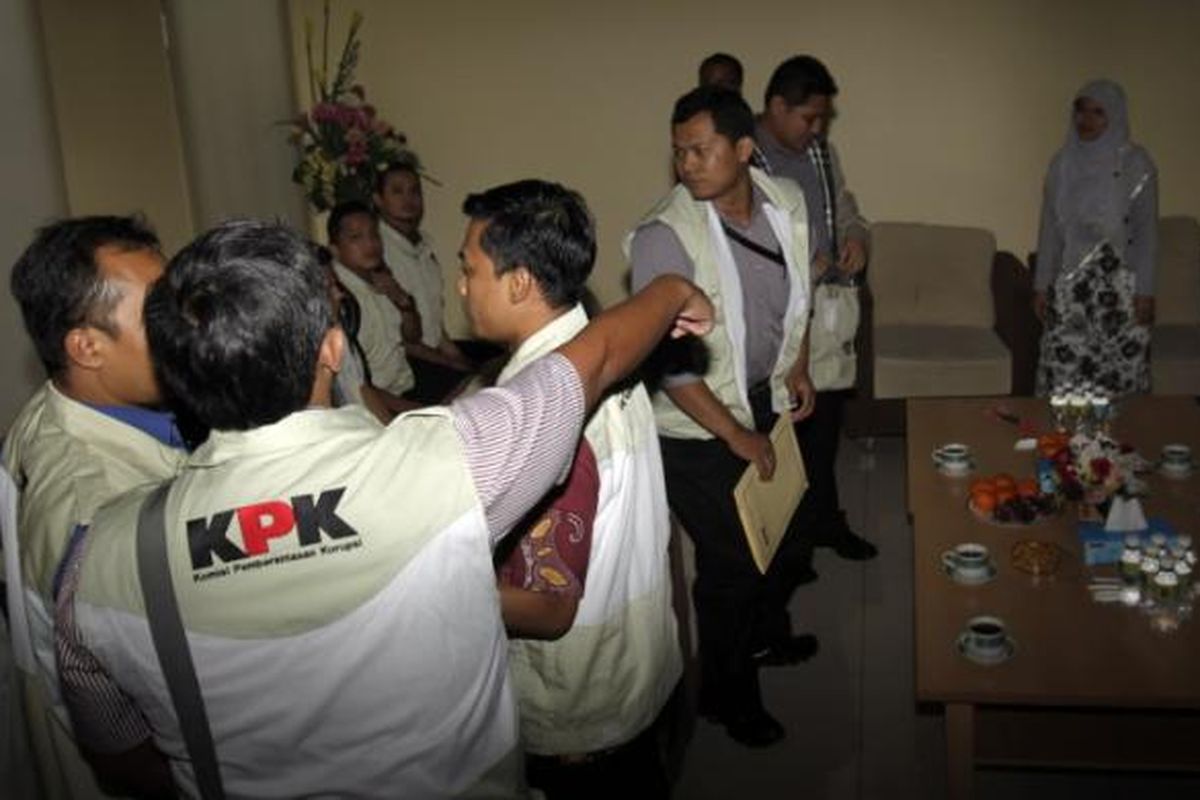 Ilustrasi penyidik KPK: Penyidik Komisi Pemberantasan Korupsi tiba di kantor DPP Partai Keadilan Sejahtera di Jalan TB Simatupang, Jakarta Selatan, Rabu (15/5/2013). Kedatangan KPK untuk menyita enam mobil yang diduga terkait kasus korupsi impor daging sapi.