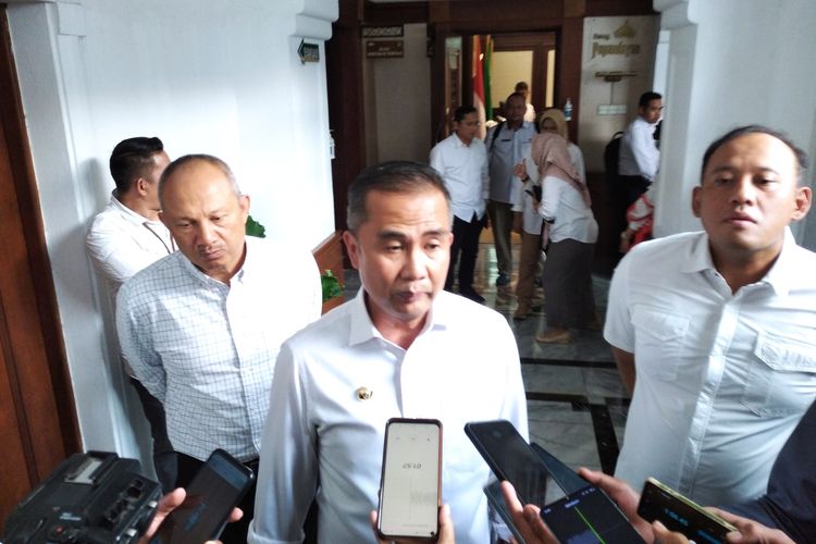 Pj Gubernur Jabar, Bey Triadi Machmudin usai rapat pimpinan di Gedung Sate, Kota Bandung, Rabu (20/9/2023).