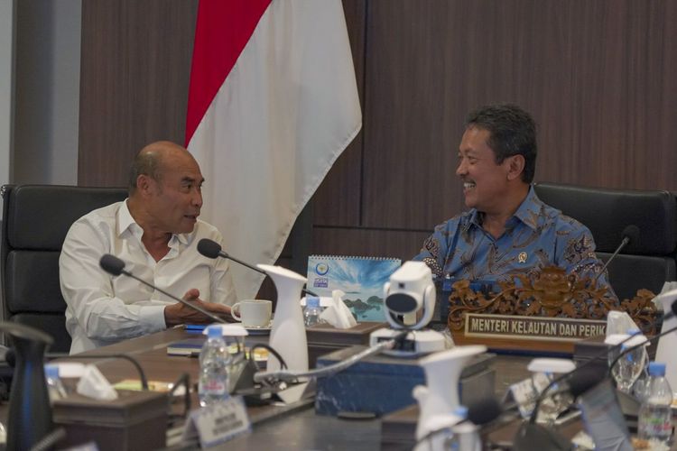 Menteri Kelautan dan Perikanan (KP), Sakti Wahyu Trenggono, menerima Kunjungan Gubernur NTT Viktor Bungtilu Laiskodat bersama rombongan, di Gedung Mina Bahari I Ruang Rapat ZEE, Kementerian Kelautan dan Perikanan RI, Rabu (15/3/2023)