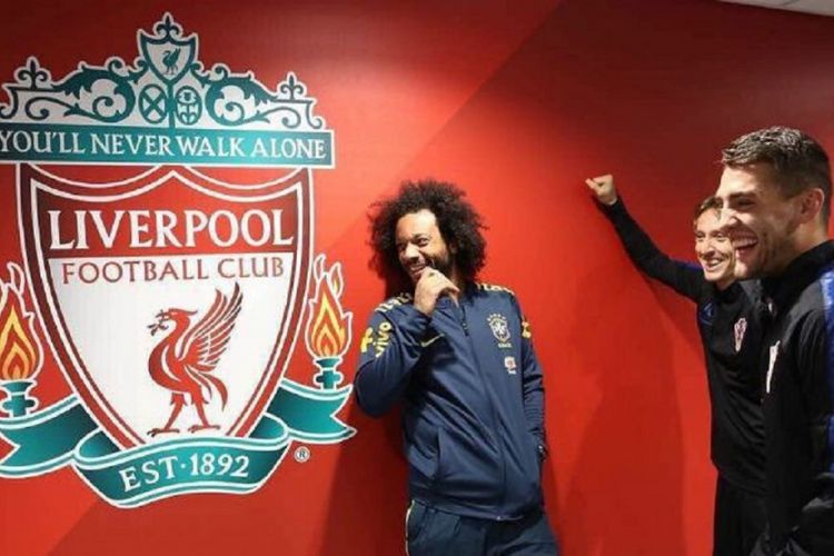 Para pemain Real Madrid, Marcelo (gimbal), Kovacic (depan), dan Modric, ada di depan logo Liverpool. 