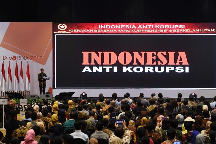 Presiden Joko Widodo memberikan sambutan ketika membuka peringatan Hari Anti Korupsi Dunia (Hakordia) 2018 di Jakarta, Selasa (4/12/2018). Peringatan Hakordia 2018 yang diselenggarakan oleh KPK mengagendakan sejumlah kegiatan seperti konferensi pemberantasan korupsi, penandatanganan komitmen partai politik peserta pemilu 2019, lelang barang rampasan dan pameran anti korupsi. ANTARA FOTO/Wahyu Putro A/kye.