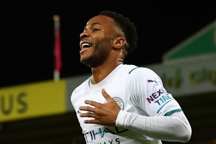 Raheem Sterling merayakan gol yang ia cetak dalam laga Norwich vs Man City. Pada laga pekan ke-23 Liga Inggris 2021-2022 yang digelar di Stadion Carrow Road, Sabtu (12/2/2022) malam waktu setempat itu, Sterling mencetak tiga gol dan membawa Man City menang 4-0.