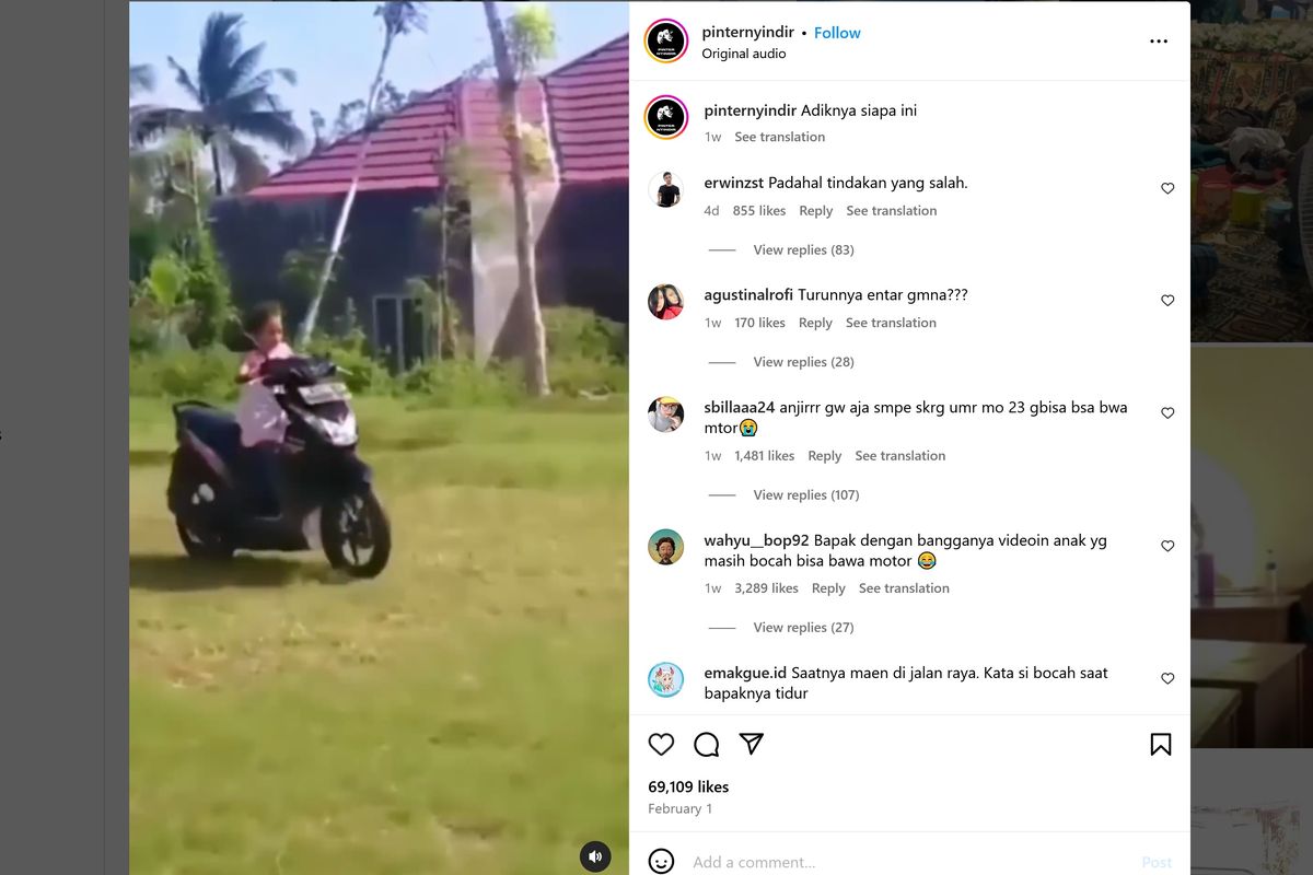 Bocah perempuan belajar naik motor di lapangan rumput terbuka.