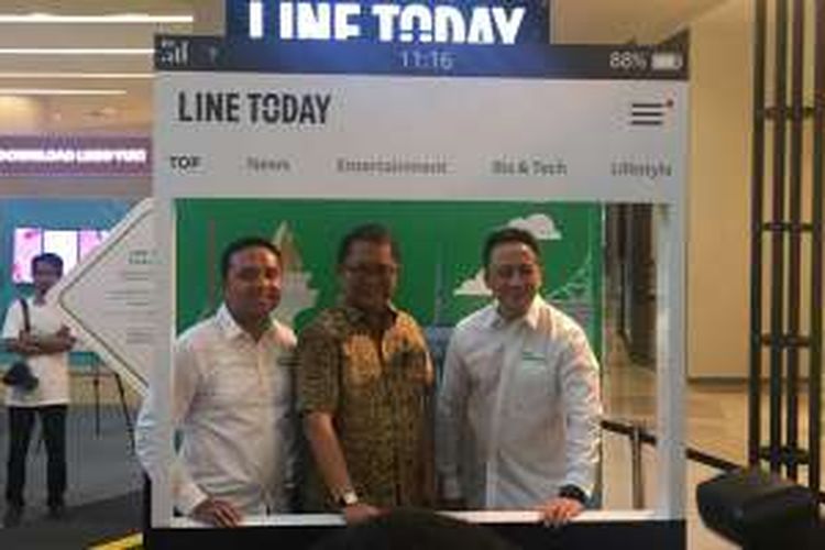 (ki-ka) Country Manager Line Indonesia Ongki Kurniawan, Menkominfo Rudiantara, Kepala Bekraf Triawan Munaf pada acara Line Creativate di Jakarta, Jumat (18/11/2016) 