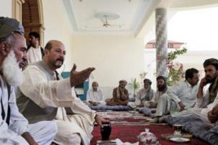Hashmat Karzai (mengangkat tangan) difoto di kediamannya dikelilingi sekutu dan para sahabatnya. 