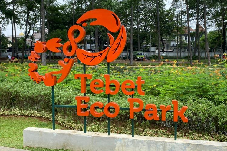 Tebet Eco Park menjadi salah satu pilihan warga Jakarta da sekitarnya untuk menghabiskan libur akhir pekan karena gratis dan memiliki fasilitas yang lengkap.