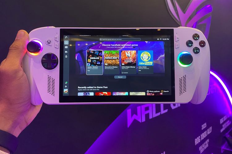 Asus ROG Xbox Ally dalam genggaman.