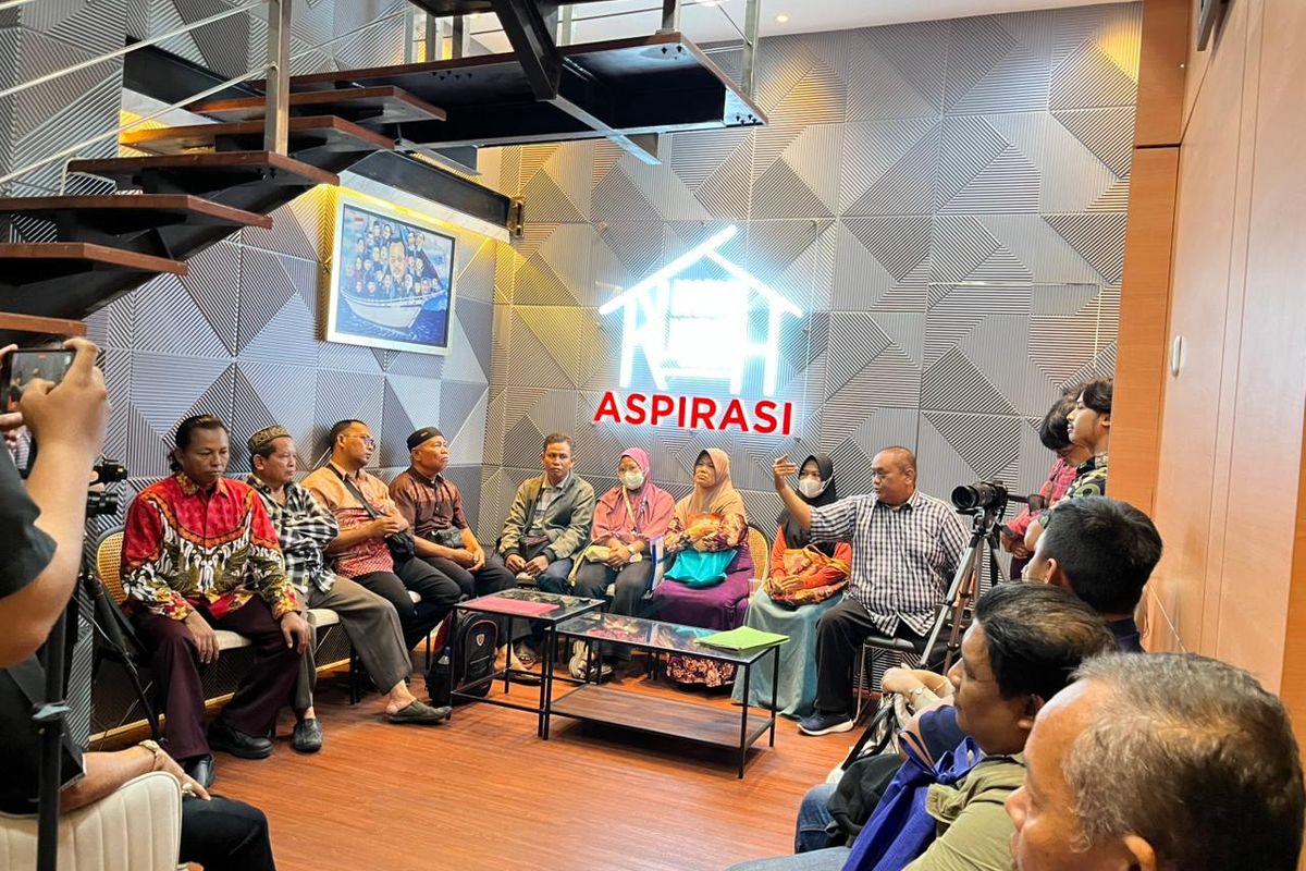 Mediasi lanjutan yang diadakan Wakil Walikota Surabaya, Armuji atas dugaan kasus penipuan tanah kavling oleh Abu Amar, di Rumah Apirasi, Jumat (14/11/2025).