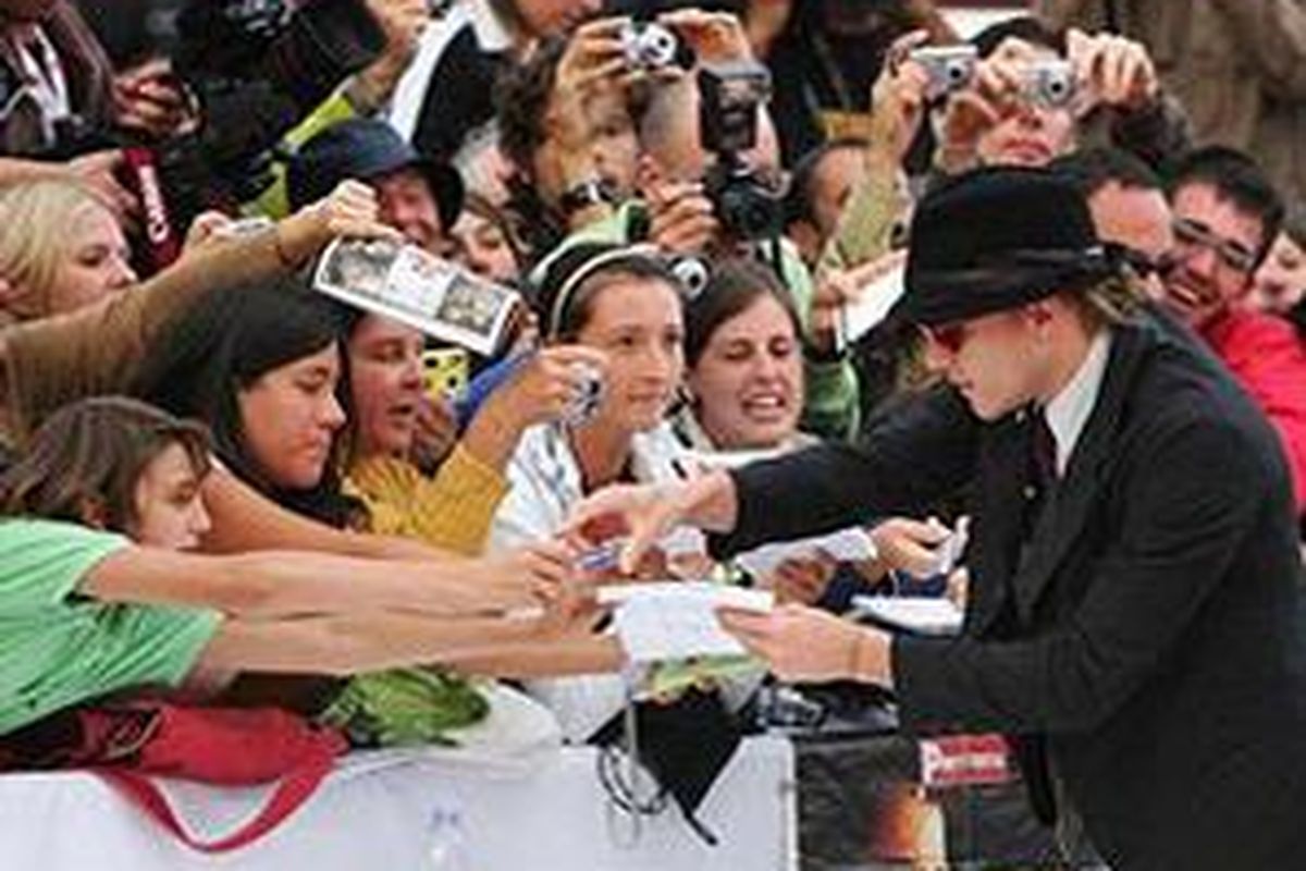 Heath Ledger saat melayani penggemarnya pada pergelaran Venice Film Festival ke 64, 4 September 2007 di Venice, Italia.