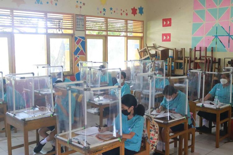 Pelaksanaan pembelajaran tatap muka (PTM) mulai diberlakukan di 12 SMP di Kota Ambon, Kamis (6/1/2022)