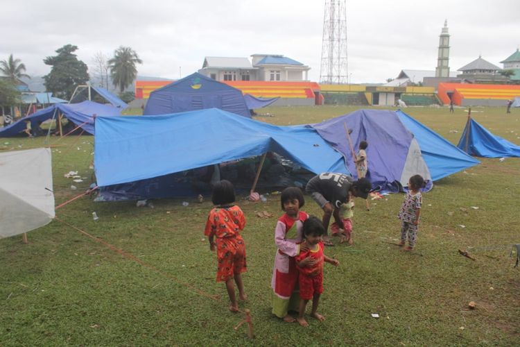 Warga Kota Ambon masih mendirikan tenda di Lapangan Galunggung, Kecamatan Sirimau Ambon, Jumat petang (27/9/2019)