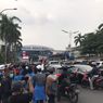 Massa Demonstran Tolak UU Cipta Lewat Pondok Indah, Lalu Lintas Macet