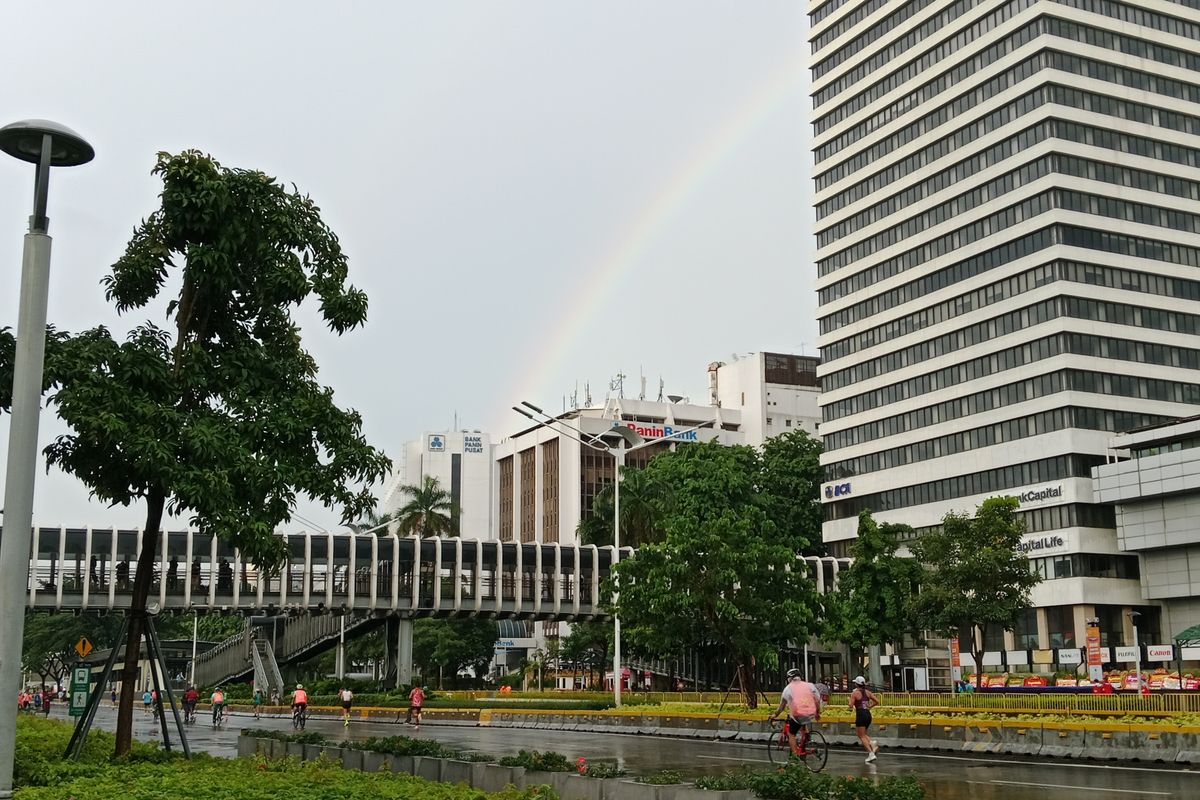 Pelangi di CFD Jakarta Mewarnai Langit Sebelum Gerimis Mulai Deras