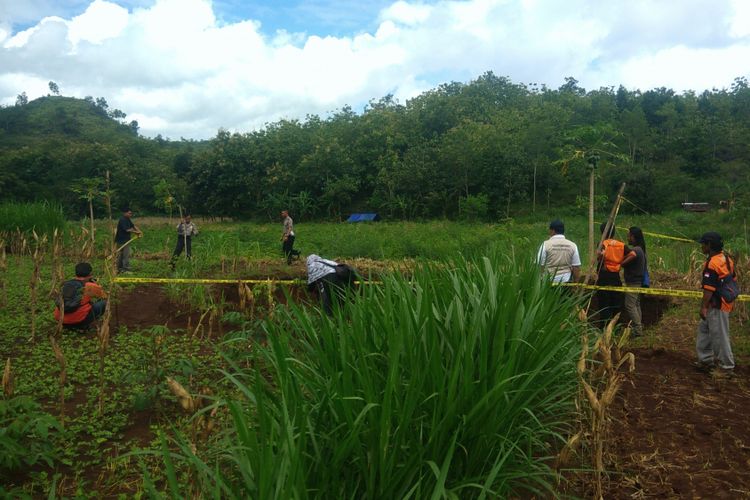 Petugas Kepolisian Sektor Ponjong dan BPBD Gunungkidul melakukan pemasangan garis polisi di tanah ambles di Dusun Pringwulang, Desa Bedoyo, Kecamatan Ponjong.