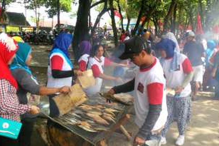 Sebanyak 1,2 ton ikan dibakar dan dimakan bersama-sama masyarakat dalam rangkaian HUT PDI Perjuangan ke 43 di pantai Pasir Panjang, Singkawang, Kalimantan Barat (8/5/2016)