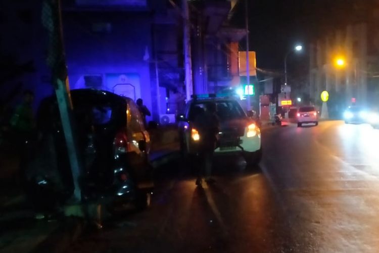 Mobil Avansa bernomor polisi DK 1370 QU menabrak tiang lampu penerangan jalan di Jalan Patih Jelantik, Kuta, Kabupaten Badung, Bali pada Senin (9/5/2022) sekitar pukul 23.30 Wita./Dok.Humas Polresta Denpasar