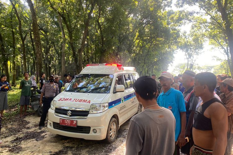 Jasad korban yang ditemukan usai tenggelam di Waduk Gondang, Lamongan, dibawa ke rumah duka menggunakan mobil ambulans Puskesmas Sugio, Senin (20/2/2023).