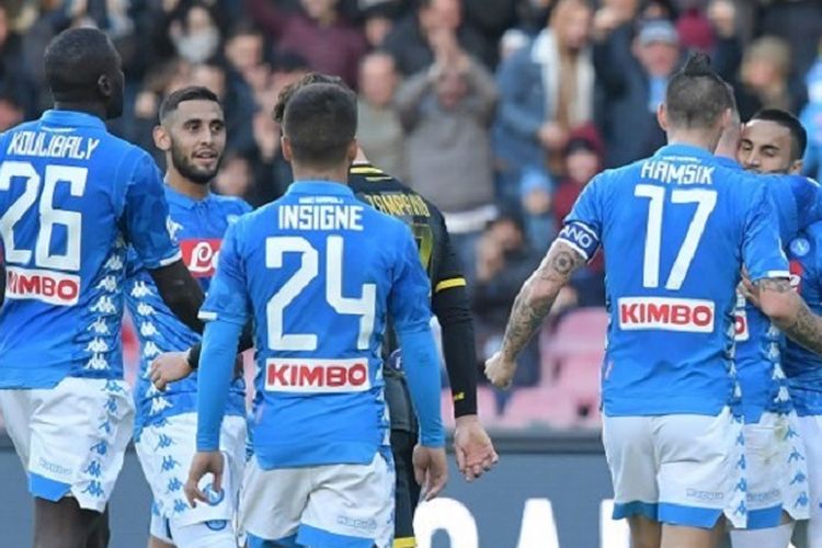 Para pemain Napoli merayakan gol Adam Ounas pada pertandingan Seria A Liga Italia melawan Frosinone di Stadion San Paolo, 8 Desember 2018. 