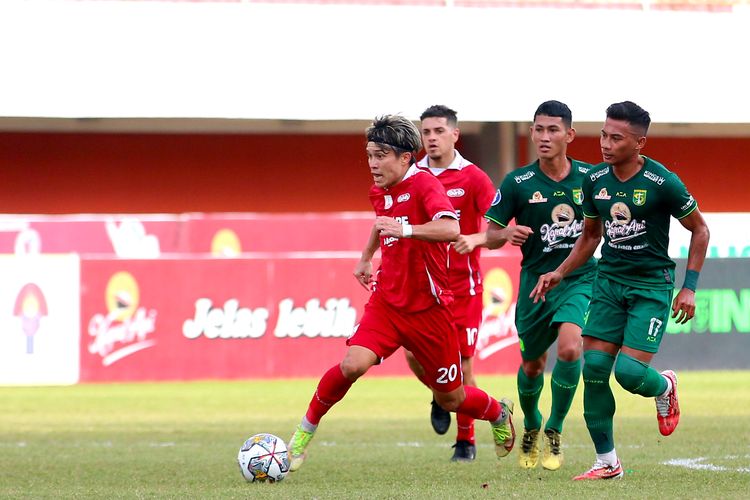 Pemain Persis Solo Ryo Matsumura berhasil melewati pemain Persebaya Surabaya saat pertandingan pekan ke-16 Liga 1 2022-2023 yang berakhir dengan skor 0-0 di Stadion Maguwoharjo Sleman, Rabu 921/12/2022) sore.