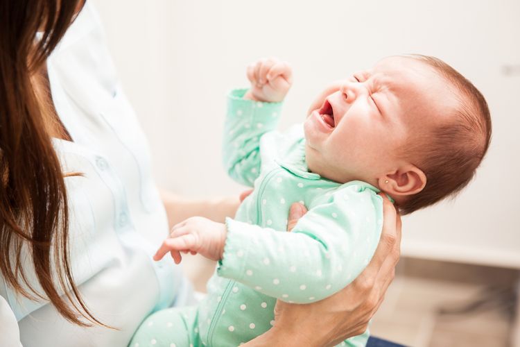 Menangis merupakan respons yang umum terjadi ketika bayi sering kaget saat tidur.