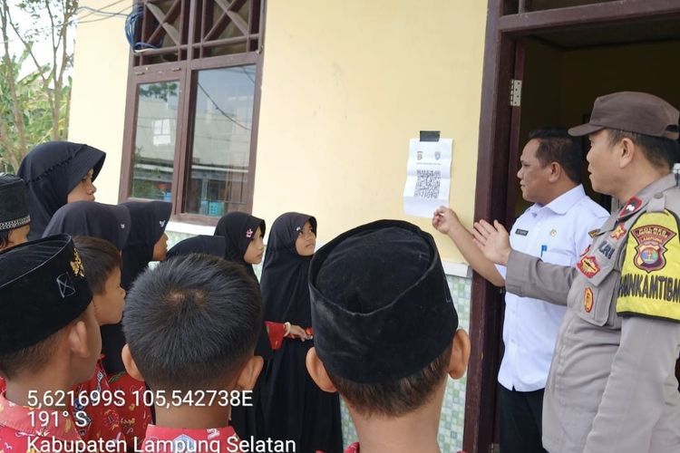 Polres Lampung Selatan Tempel Barcode Anti Perundungan di SD, Siswa Diajari Cara Melapor