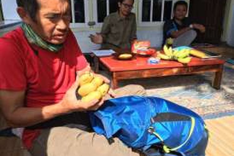 Willem Sigar berbekal pisang untuk pendakian Tambora, Kamis (28/4/2016).