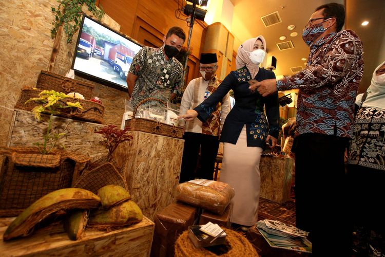 Kepala Perwakilan Bank Indonesia (BI) Provinsi Jawa Barat Herawanto dan Ketua Dekranasda Jabar, Atalia Ridwan Kamil melihat berbagai produk UMKM yang mengusung konsep green product.
