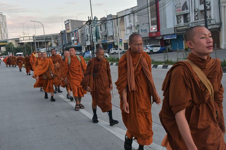 Sejumlah biksu jalan kaki saat mengikuti perjalanan ritual keagamaan (thudong)  di Bekasi, Jawa Barat, Jumat (12/5/2023). Sebanyak 32 biksu dari sejumlah negara tersebut jalan kaki dari Thailand menuju Candi Borobudur  dalam rangka menyambut Hari Raya Waisak pada 4 Juni 2023.