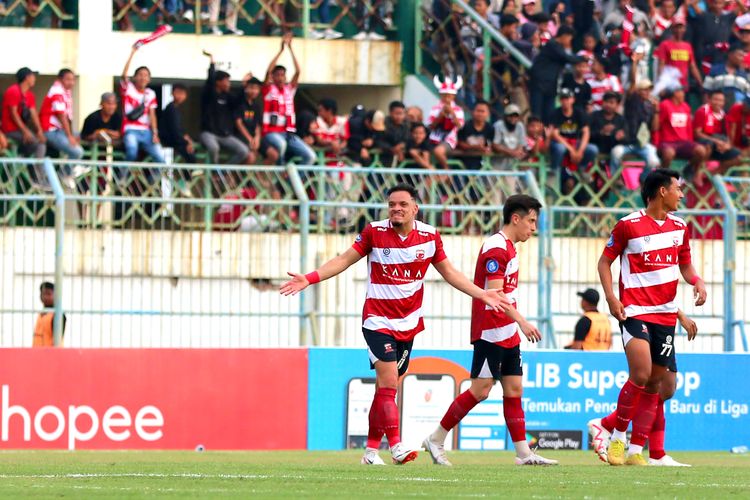 Pemain asing Madura United Lulinha selebrasi seusai menjebol gawang Persebaya Surabaya saat pertandingan pekan ke-12 Liga 1 2023-2024 yang berakhir dengan skor 3-0 di Stadion Gelora Bangkalan, Minggu (17/9/2023) sore.