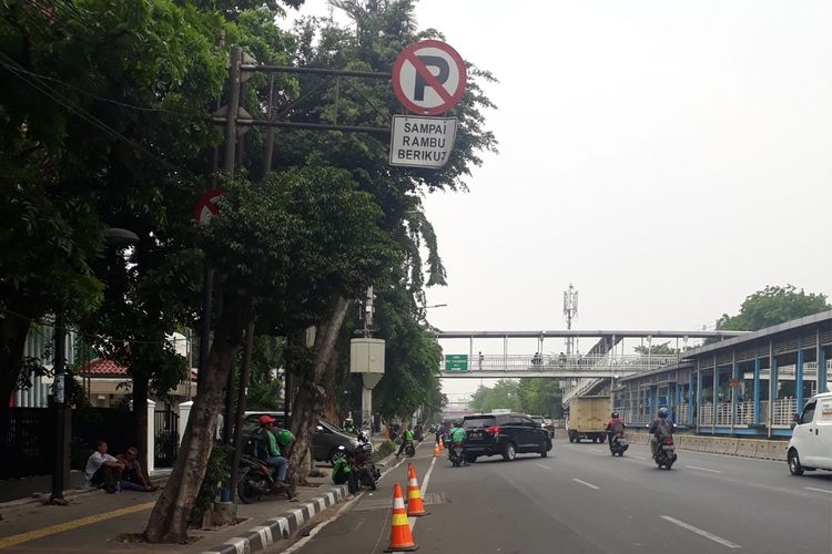 Tampak pengendara sepeda motor parkir di jalur sepeda, Jalan Pemuda, Jakarta Timur, Senin (25/11/2019).