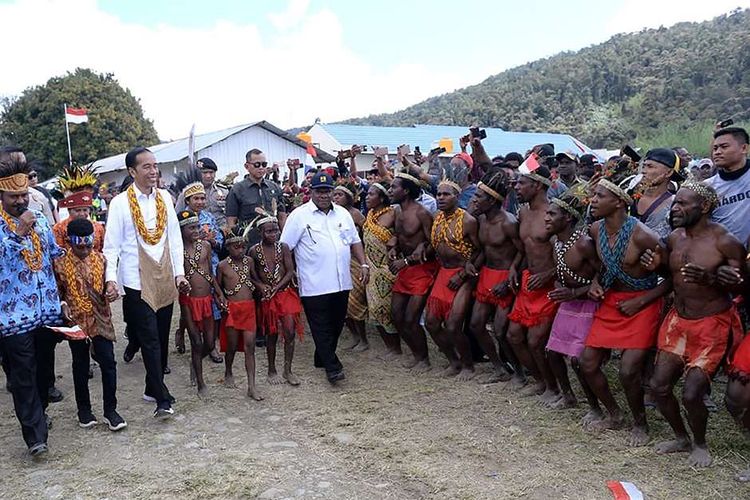 Presiden Joko Widodo (Jokowi) menerima sambutan dari warga Kabupaten Pegunungan Arfak, Papua Barat, saat melakukan kunjungan, Minggu (27/10/2019). Kunjungan ini menjadi kunjungan kerja pertama Jokowi pascapelantikan dirinya sebagai presiden terpilih periode 2019-2014, 20 Oktober lalu.