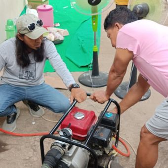 Warga tower B Rusunawa Marunda, Jakarta Utara saat sedang memompa air bersih di GWT, Selasa (30/5/2023).