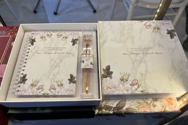 Souvenir pernikahan berupa notebook dan pulpen yang dipamerkan di Bridestory Market 2024.