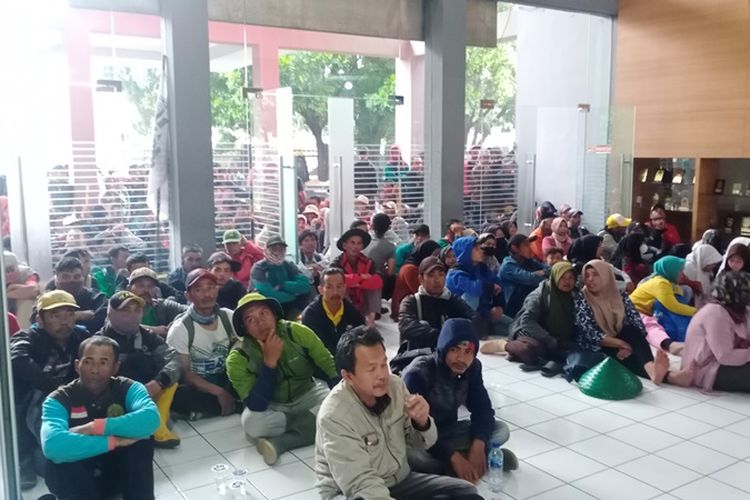 Ratusan petani menunggu di ruang lobi kantor DPRD Garut saat perwakilan mereka melakukan audensi dengan anggota DPRD Garut dan perwakilan Pemkab Garut di ruang rapat paripurna, Selasa (3/1/2023)