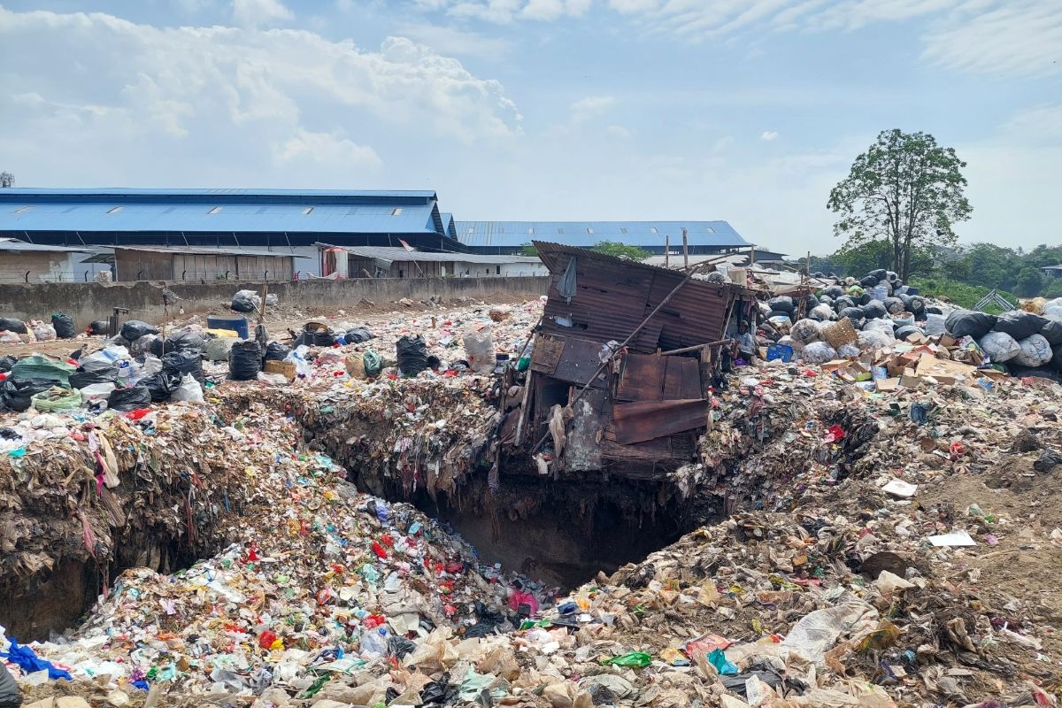 Tumpukan sampah yang berada di salah satu TPS liar yang ditutup Kementerian Lingkungan Hidup dan Kehutanan (KLHK) pada Kamis (23/9/2021) siang. TPS itu berada di Gang Menteng, Neglasari, Kota Tangerang. 