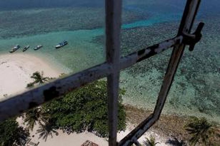 Pemandangan pantai dari atas mercusuar di Pulau Lengkuas, Belitung, Jumat (15/4/2011). Belitung terkenal dengan lokasi wisata yang memiliki keindahan pantai pasir putih berbatu granit artistik menjadi daya tarik wisatawan untuk berkunjung. 