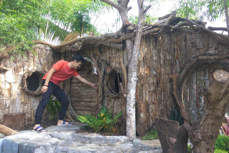 Salah seorang calon pengantin sedang melihat rumah Hobbit di area wedding outdoor di Jalan Otto Iskandar Dinata, Ciamis, Senin (11/3/2019).