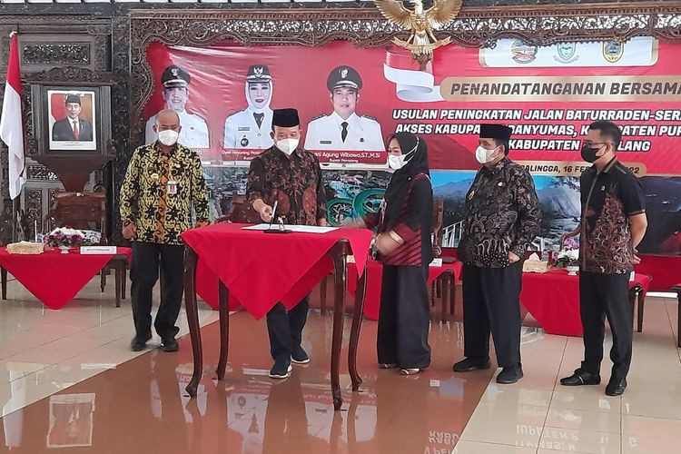 Dyah Hayuning Pratiwi (Bupati Purbalingga), Achmad Husein (Bupati Banyumas) dan Mukti Agung Wibowo (Bupati Pemalang) menandatangani usulan pembangunan jalur wisata Baturraden-Serang-Belik di Pendapa Dipakusuma, Purbalingga, Rabu (16/2/2022).