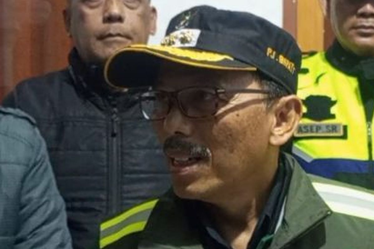 Penjabat Bupati Kuningan Iip Hidajat saat memberikan keterangan di Kuningan, Jawa Barat. 