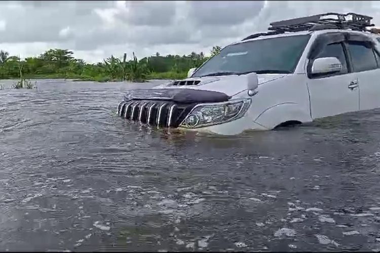 Terjebak Banjir Setinggi 1,5 Meter, Mobil Portuner Ditarik Warga Bermai-Ramai Lintasi Banjir *** Local Caption *** Terjebak Banjir Setinggi 1,5 Meter, Mobil Portuner Ditarik Warga Bermai-Ramai Lintasi Banjir