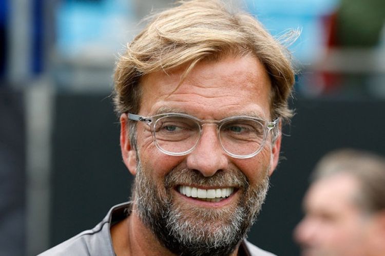 Pelatih Liverpool FC, Juergen Klopp, tersenyum dalam laga International Champions Cup kontra Borussia Dortmund di Bank of America Stadium, Charlotte, Amerika Serikat pada 22 Juli 2018.
