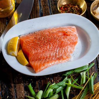 Ilustrasi ikan salmon sebagai salah satu makanan yang bisa membantu dalam meningkatkan kadar HDL atau kolesterol baik dalam darah.